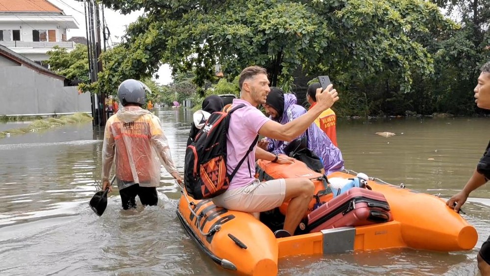 Banjir Bali: Turis Asing Terjebak, Evakuasi Dramatis!