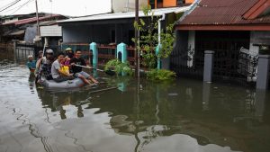 Natal di Tengah Lumpur! Kisah Haru Warga Makassar