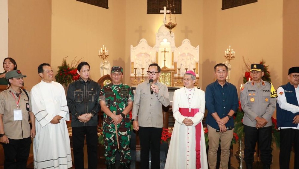 Natal Aman di Bandung: Wamendagri Pastikan Ibadah Lancar!