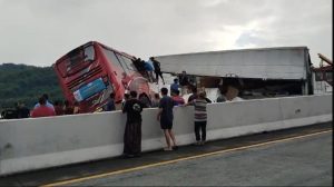 Tragedi Tol Malang: Bus SMP Bogor Tabrak Truk, 4 Tewas!