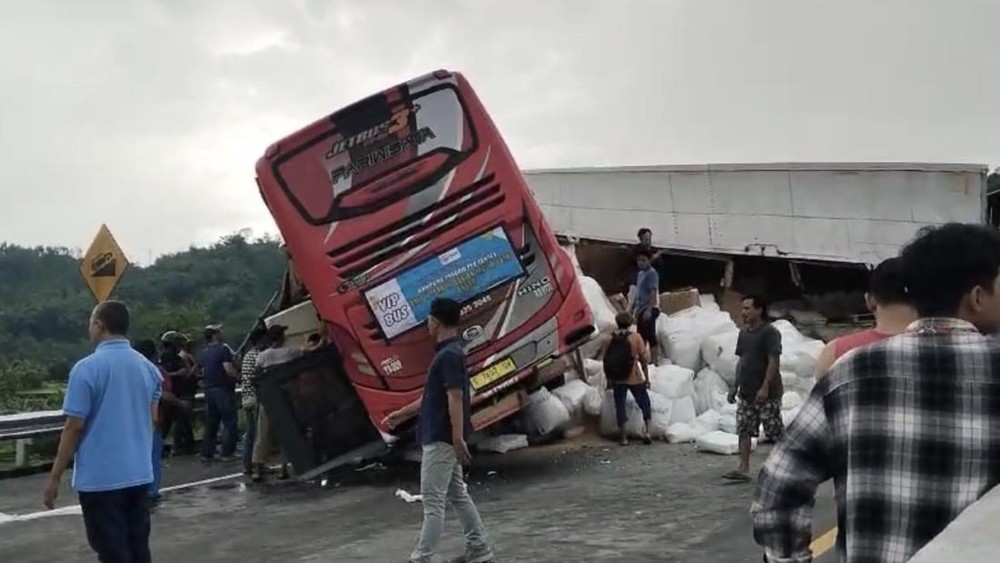 Tragedi Tol Malang: Bus SMP Bogor Tertabrak, 4 Tewas!