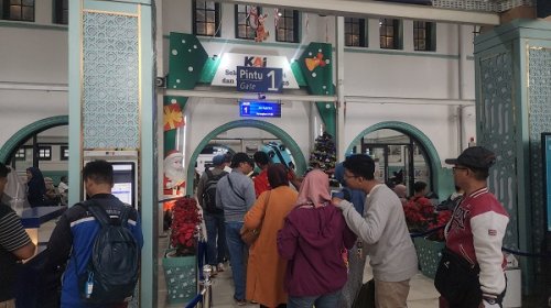 Padati Stasiun Pasar Senen! Natal 2024 Ramai Banget!