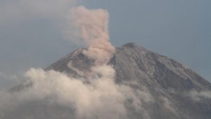 Semeru Mengamuk! 10 Kali Erupsi Guncang Awal Tahun!
