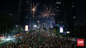 Ribuan Petugas Bersihkan Sampah Tahun Baru DKI!