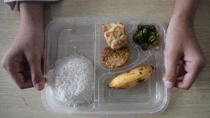 Makan Siang Gratis Palembang: Anak SD Minta Ayam Goreng!