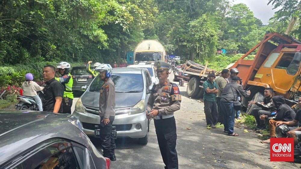 Tabrakan Maut Padang Panjang: 12 Luka Parah! 1 Tabrakan Maut Padang Panjang: 12 Luka Parah!