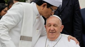 Momen Haru Menag dan Paus Fransiskus: Sebuah Perpisahan yang Menyentuh Hati