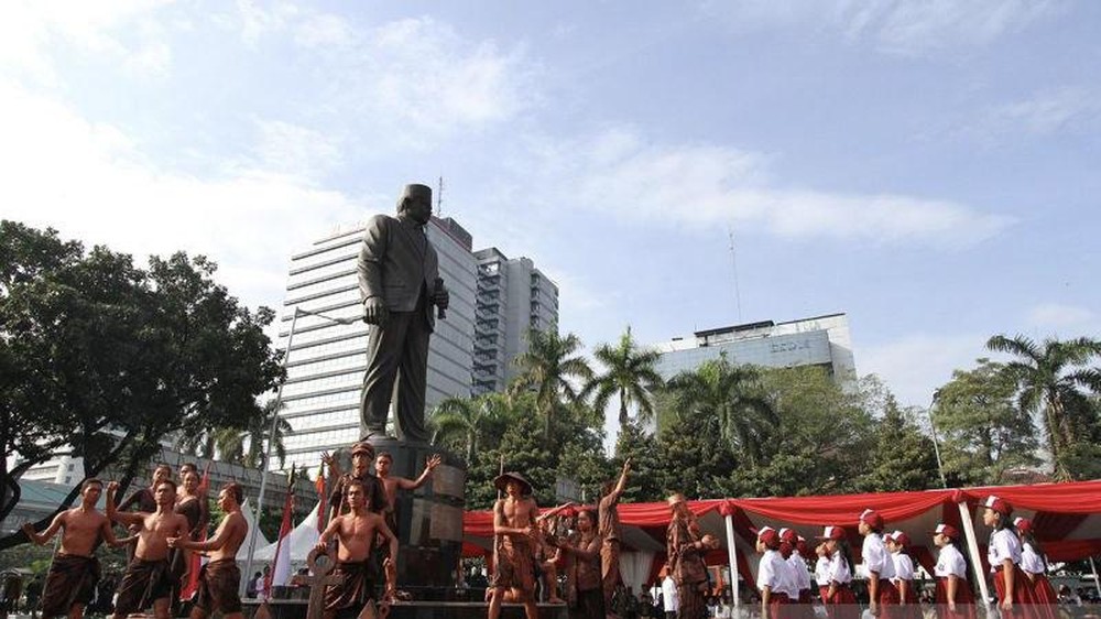 Patung MH Thamrin Terlalu Mungil? Gubernur DKI Bereaksi! 1 Patung MH Thamrin Terlalu Mungil? Gubernur DKI Bereaksi!