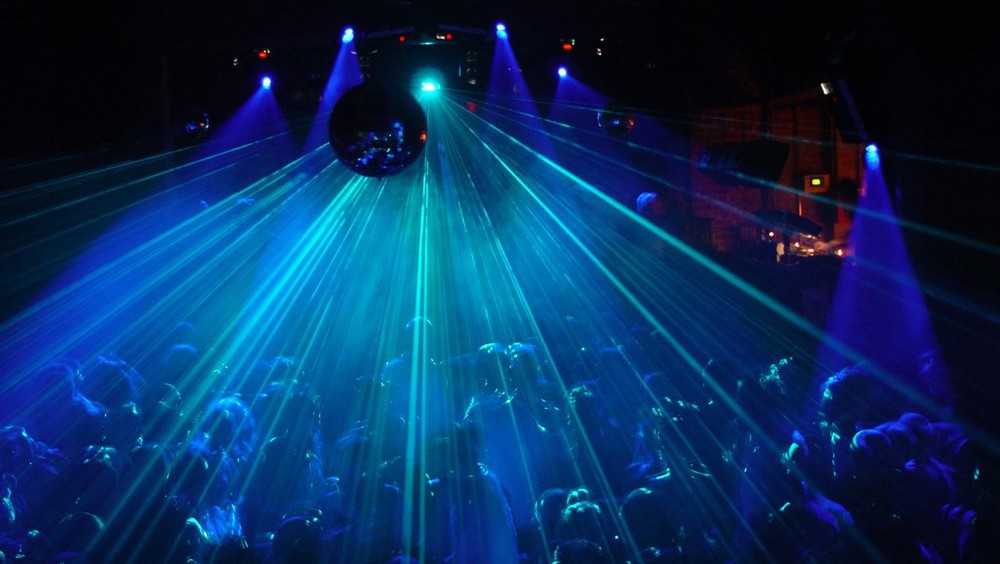 Heboh! Perpisahan Siswa di Klub Malam, Kepsek Dipanggil!