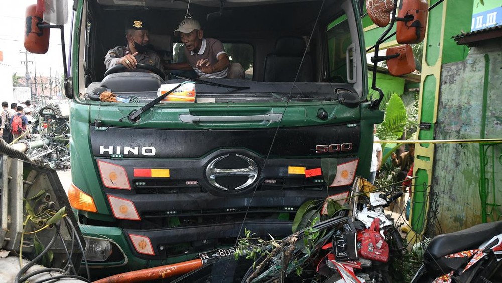 Awas! Truk Tangki BBM Tabrak Ruko di Jaktim!