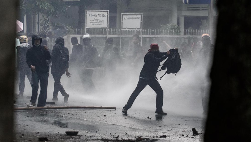 Massa Kaos Hitam Rusuh di May Day, Bandung dan Semarang!
