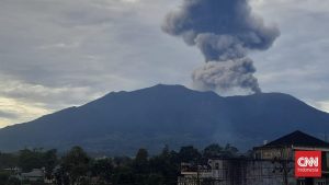 Gunung Marapi Erupsi! Warga Sekitar Waspada!