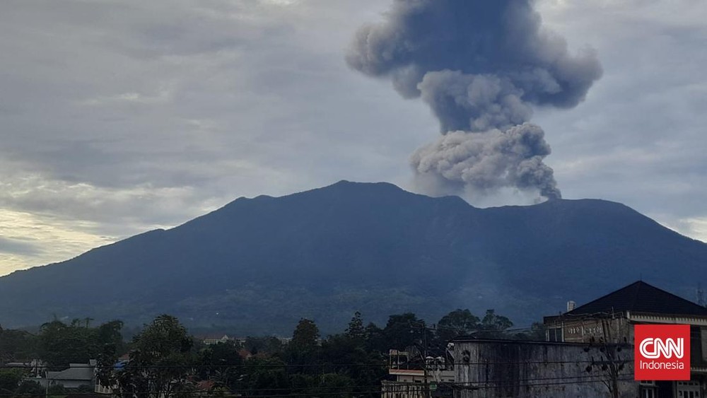 Gunung Marapi Erupsi! Warga Sekitar Waspada!