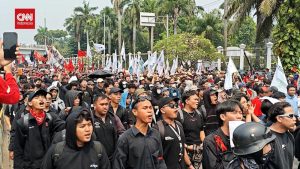 Ribuan Buruh Kepung DPR! May Day Panas!