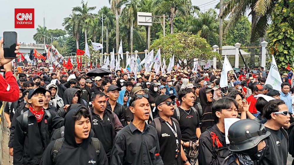 Ribuan Buruh Kepung DPR! May Day Panas!