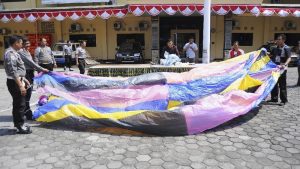 Balon Raksasa Berisi Petasan Bikin Warga Ponorogo Panik!