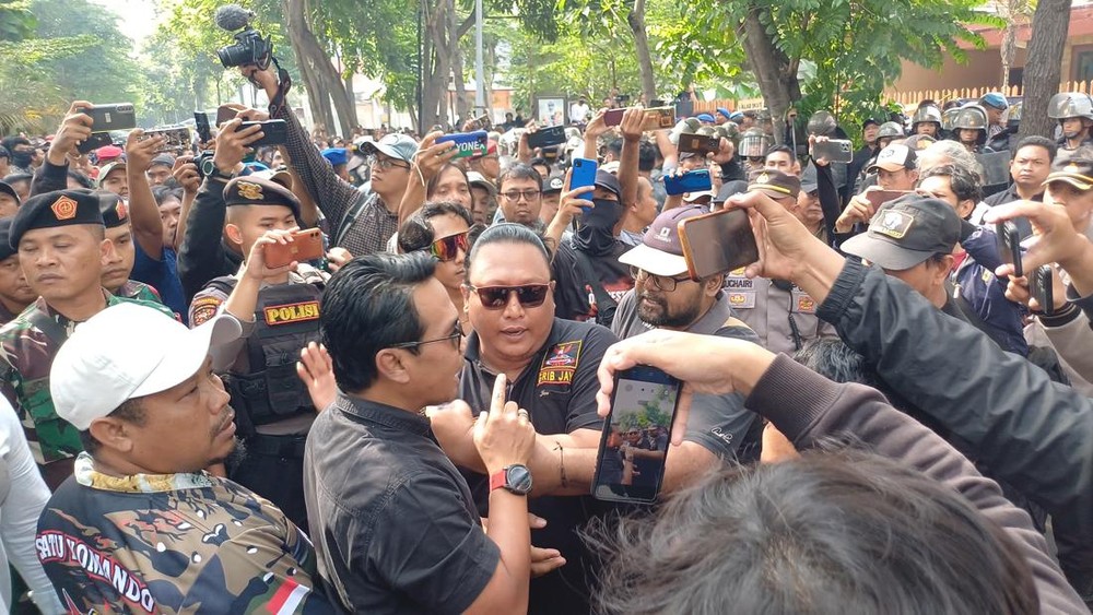 Aksi Ricuh! Eksekusi Rumah Mantan Perwira Tinggi TNI AL Berujung Saling Dorong!