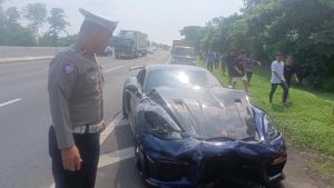 Kecelakaan Maut! Porsche 100 Km/Jam Tabrak Rush di Tol