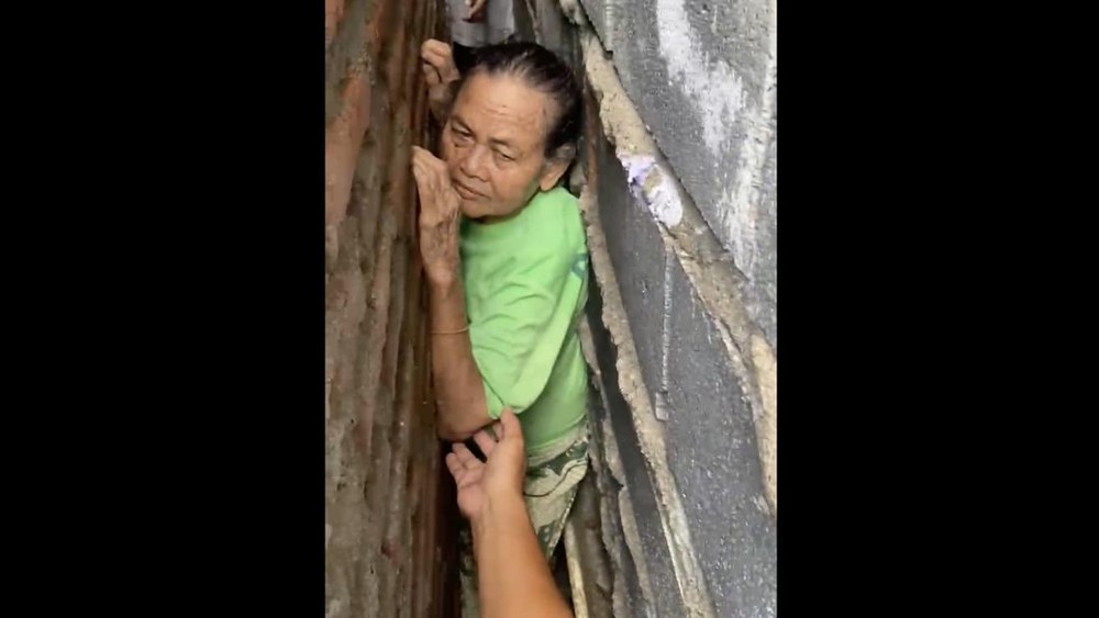 Lansia Terjepit Tembok, Petugas Damkar Gresik Beraksi!