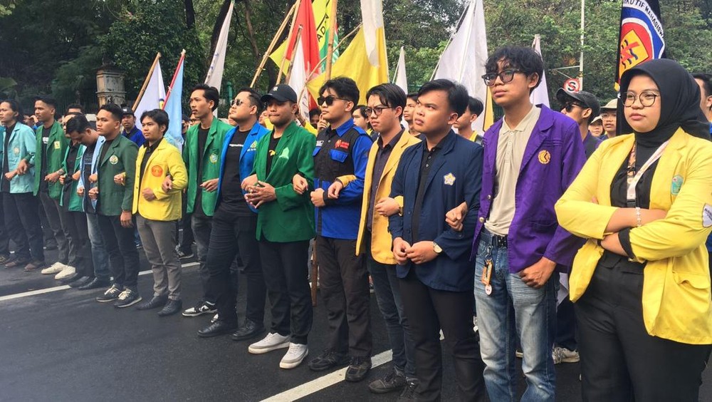 Jalan Medan Merdeka Selatan Ditutup! Mahasiswa Demo Besar-besaran!