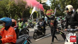 Aksi Demo Ojol di Monas Ricuh! Flare Menyala!