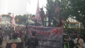 Ojol Rebut Patung Kuda! Tolak Komisi 10%, Tolak Status Buruh!