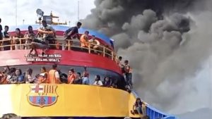 Kapal Terbakar! Penumpang Lompat ke Laut!