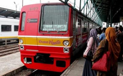 Ngeri! Lempar Batu ke KRL, Ancaman 15 Tahun Penjara Mengintai!