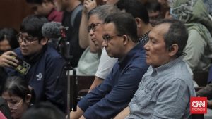 Anies Baswedan Tertunduk Pilu, Genggam Tangan Tom Lembong yang Diborgol!