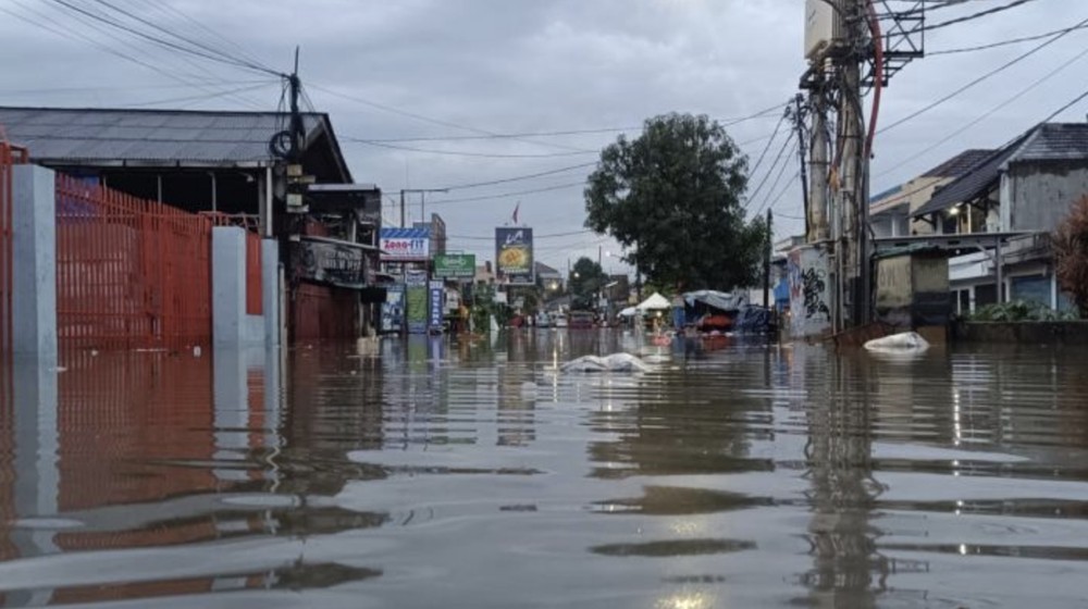 Banjir Tangsel! Kali Serua Meluap, Ratusan Rumah Terendam 1 Banjir Tangsel! Kali Serua Meluap, Ratusan Rumah Terendam