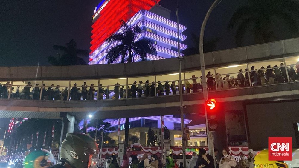 Hujan Deras Bikin Antrean Transjakarta Gila-Gilaan!
