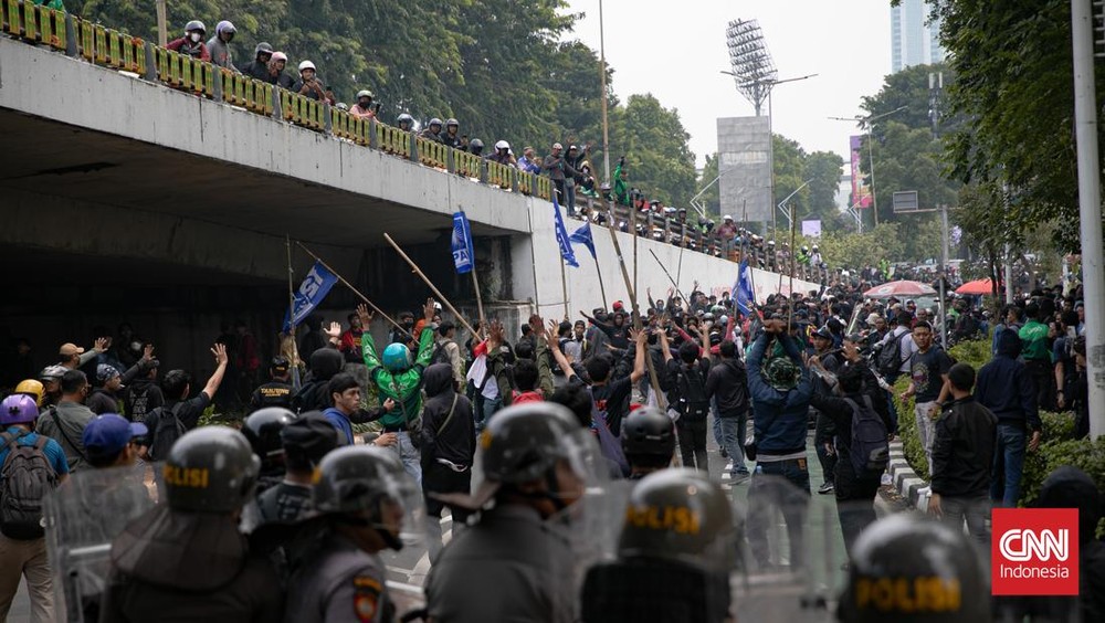 Demo Ricuh di DPR, Jalan Gatot Subroto Arah Slipi Lumpuh!