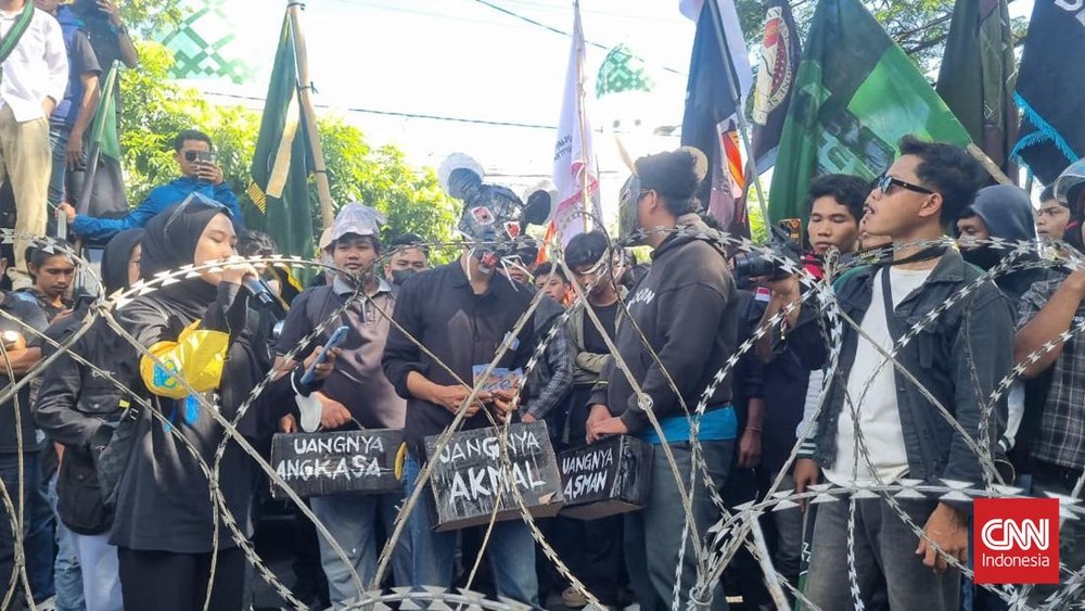 Aksi Demo Ricuh! Pagar Kantor Bupati Bone Jebol!