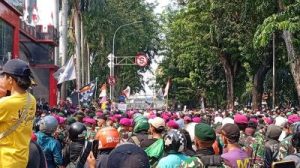 Demo Jakarta Ricuh, Toko-toko Tutup Massal!