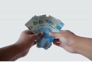Rupiah Ambles! Demo Panas Picu Anjloknya Nilai Tukar?