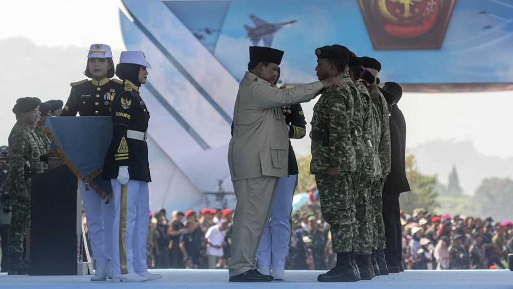 Jenderal Bintang Tiga: Hadiah Istimewa Prabowo untuk Para Sahabat Seperjuangan! 1 Jenderal Bintang Tiga: Hadiah Istimewa Prabowo untuk Para Sahabat Seperjuangan!