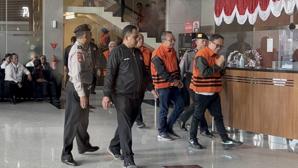 Menangis! Wamenaker Ditangkap KPK, Pakai Rompi Oranye