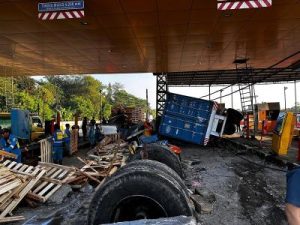 Truk Kontainer Tabrak Beton Pembatas di GT Ciawi 2!