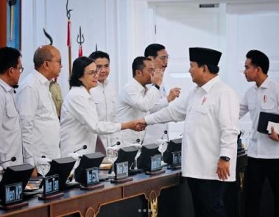 Sri Mulyani Bantah Isu Mundur, Hadir Rapat Kabinet! 1 Sri Mulyani Bantah Isu Mundur, Hadir Rapat Kabinet!