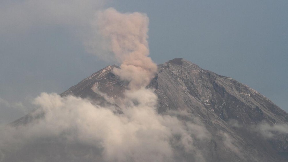 Semeru Mengamuk! Abu Vulkanik Setinggi Langit