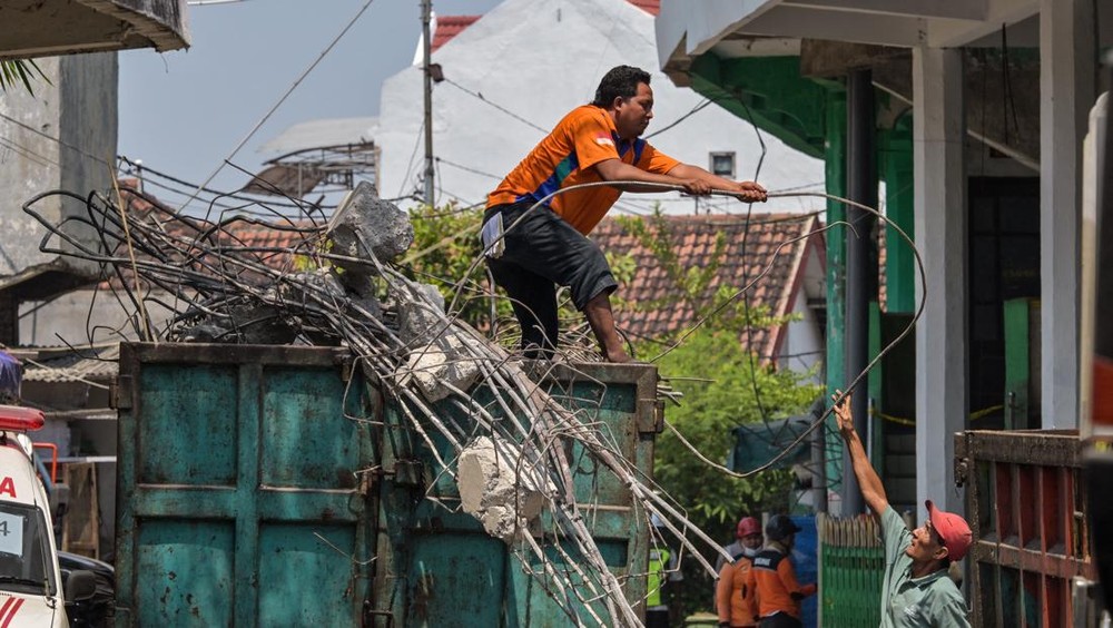 Tragis! Santri Tertimbun, Evakuasi Dramatis Ponpes Ambruk