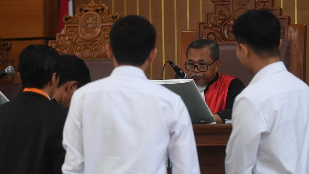 Air Mata Hakim Pecah! Adili Rekan, Kasus Suap CPO Memilukan