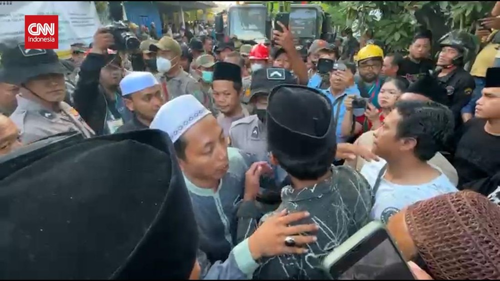 Tangis Keluarga Pecah! Area Ponpes Ambruk Diterobos