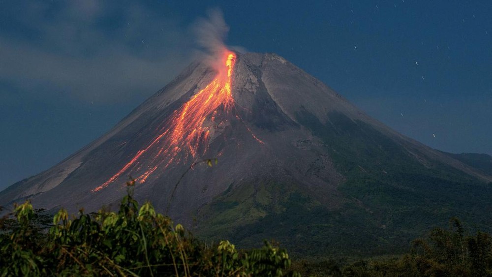Merapi Erupsi 6 Kali! Awan Panas Mengarah ke Barat Daya