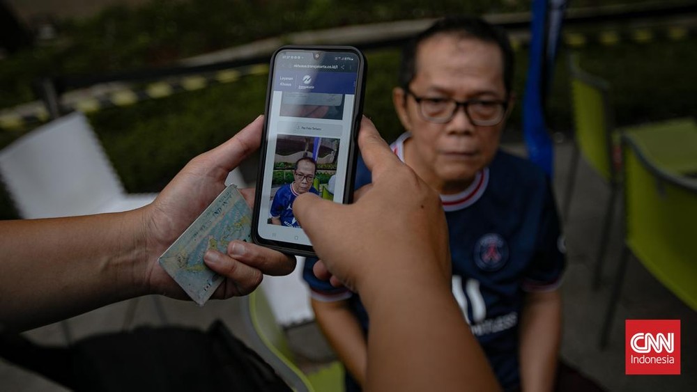 JakMob: Lansia Rela Antre Demi Kemudahan!