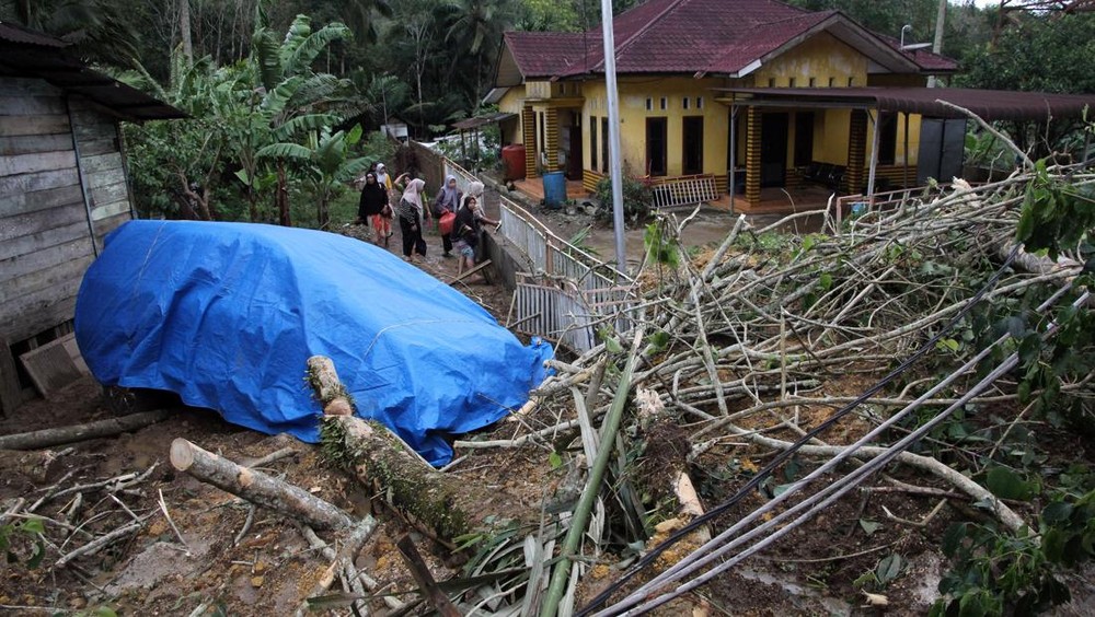 Tapteng Lumpuh Total! Warga Terjebak Bencana