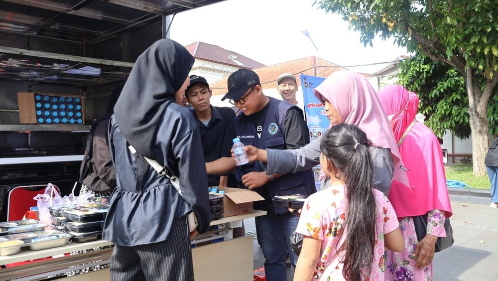 Solo Heboh! Warga Serbu Makan Bergizi Gratis di CFD