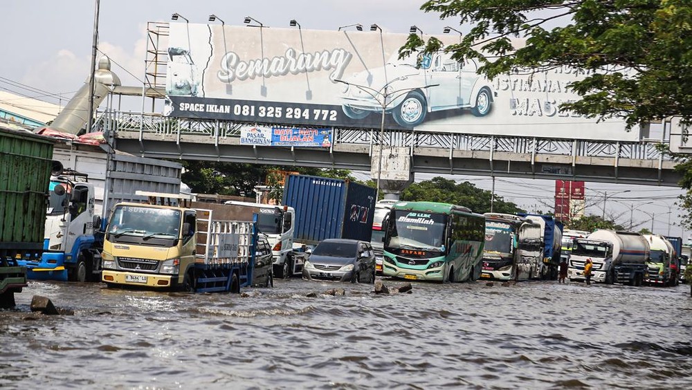 Semarang Lumpuh! Banjir Kaligawe Makin Parah