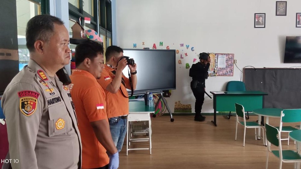 Teror Bom Guncang Depok! 10 Sekolah Jadi Sasaran!