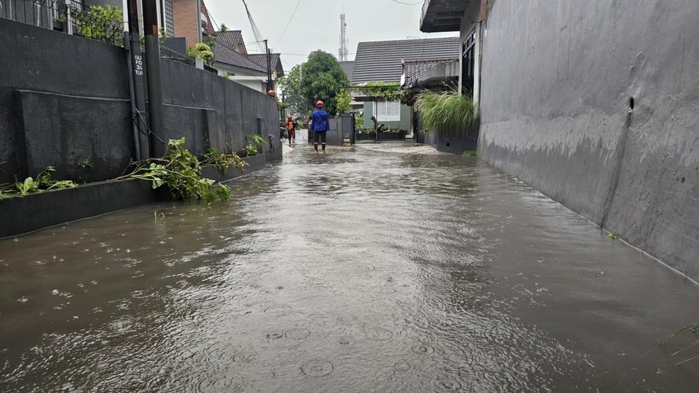 Malang Diterjang Banjir! Rumah Rusak, Motor Raib